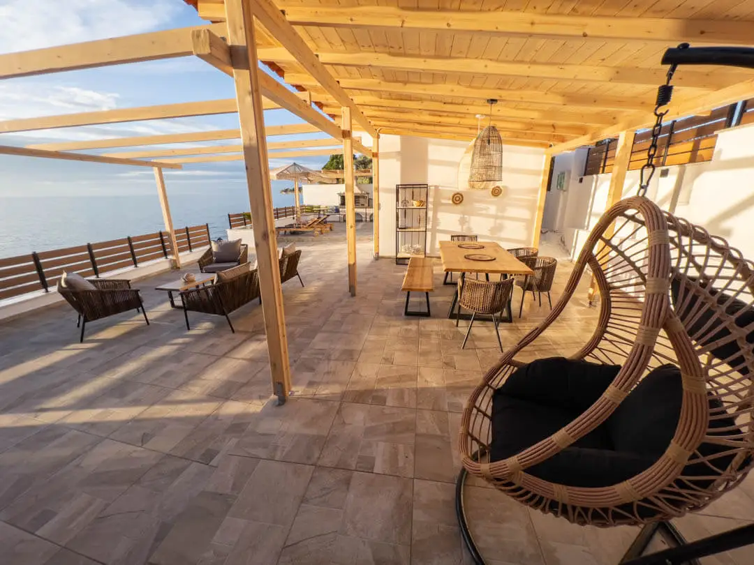 A sitting table between the mawn and the water with a view over Plaka