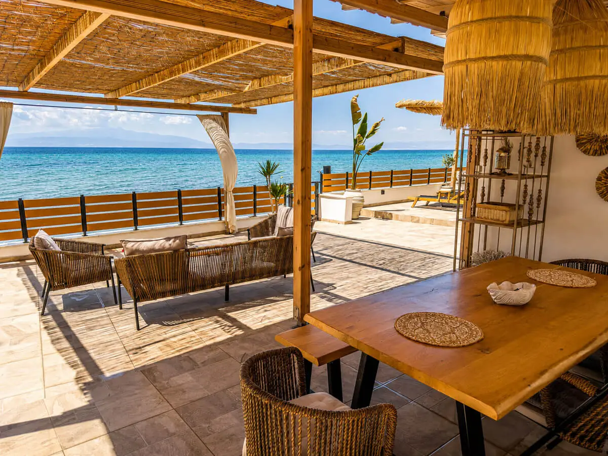 The view from Navis Luxury with the green of the grass almost touching the blue of the ocean